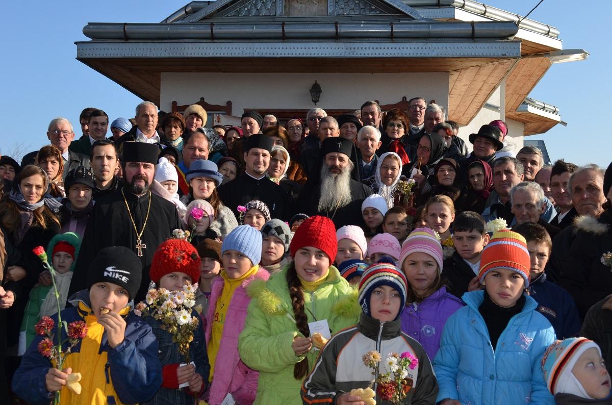 IPS Teofan in mijlocul credinciosilor